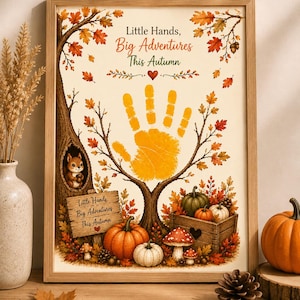 Op de afbeelding: Een ingelijste kunstdruk met een gele handafdruk als boomstam met takken, omringd door herfstbladeren, pompoenen, paddenstoelen en een eekhoorn in een boomholte. De tekst luidt Little Hands, Big Adventures This Autumn.