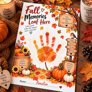 Könnte beinhalten: Ein weißes Bastelblatt mit der Überschrift Fall Memories Leaf Here und einem zentralen orange-roten Handabdruck in Ahornblattform. Das Design zeigt Illustrationen von Kürbissen, Sonnenblumen, einem Vogel und Holzschildern mit Texten wie Tiny Handprints Big Fall Memories und Autumn Kindness Grows Here.
