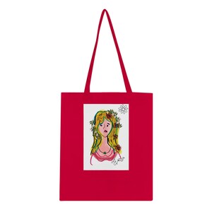Könnte beinhalten: Eine rote Tragetasche mit einem rechteckigen weißen Grafikdruck auf der Vorderseite. Der Druck zeigt eine stilisierte Illustration einer Person mit langem gelbem Haar, das mit Blumen geschmückt ist, einer einfachen Kette und dem Schriftzug Le Jane.