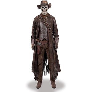 Puede incluir: Un disfraz de cuerpo completo que incluye una máscara de calavera, un sombrero de vaquero marrón y un abrigo largo marrón desgastado. El conjunto consta de chaleco, pantalones texturizados, canana con balas, funda con revólver y guantes.