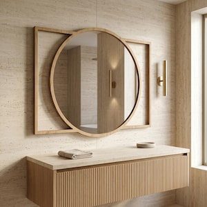 Peut inclure: Un miroir mural composé d'une grande vitre centrale circulaire encadrée par une structure en bois clair qui se prolonge en panneaux latéraux rectangulaires. Le miroir est placé au-dessus d'un meuble-lavabo suspendu à lattes verticales.