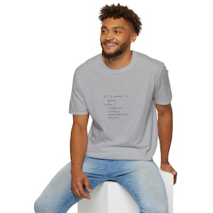 Könnte beinhalten: Ein kurzärmeliges T-Shirt in Grau meliert mit einem schwarzen Aufdruck, der folgenden Code zeigt: if ( it works ) { great; } else { tryAgain(); coffee(); blameTheUser(); repeat(); }.