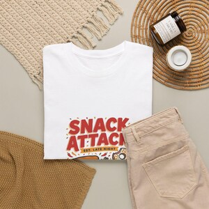 T-shirt med pizzabit och kaka från Snack Attack | Retro snacks-tecknad t-shirt