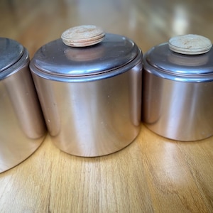 Zestaw 4 aluminiowych pojemników Vintage MIRRO | Pojemniki kuchenne wyprodukowane w USA | Pokrywki z drewnianymi gałkami | Przechowywanie w kuchni w stylu mid-century