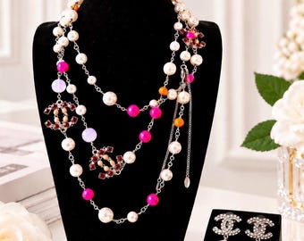 Conjunto vintage de Chanel: collar largo multicolor rosa y morado con perlas CC y pendientes colgantes de perlas y cristales CC. Declaración de estilo.