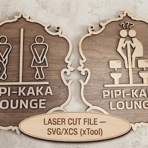 Puede incluir: Dos letreros decorativos de madera con bordes ornamentados, cada uno con el texto PIPI-KAKA LOUNGE. Uno muestra dos figuras de pie, el otro dos figuras sentadas en inodoros. Una etiqueta ovalada dice LASER CUT FILE - SVG/XCS (xTool).