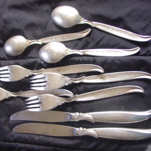 Puede incluir: Un juego de tres tazas de cerámica con un acabado mate moteado. Las tazas son de color crema, gris claro y gris oscuro. Cada taza tiene un diseño simple y moderno y un asa redondeada.