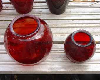 Vasos e floreiras de vidro rubi com borda ondulada da Anchor Hocking.