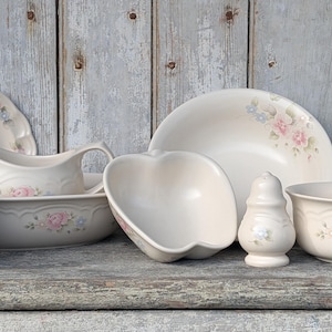 Vajilla Pfaltzgraff TEA con diseño de rosas: platos, cuencos, salero y pimentero.