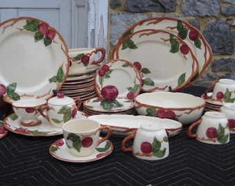 Conjunto de jantar Franciscan Apple: pratos, travessas, xícaras e travessas dos anos 1940 e 1950.