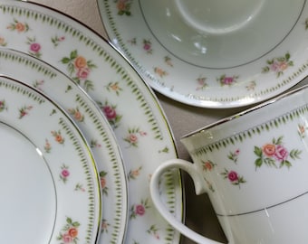Louça de porcelana Abingdon China com estampa de rosas.