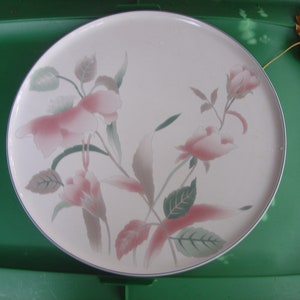 Puede incluir: Una bandeja de servir ovalada de cerámica con fondo blanco y un diseño floral. Las flores son rosas y verdes y tienen un efecto acuarela.