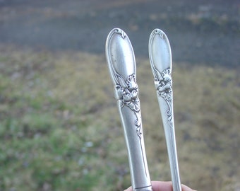 Conjunto de faca e garfo com estampa de orquídea branca comunitária.