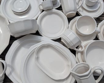Conjunto de louça, xícaras e travessas em porcelana branca Pfaltzgraff Heritage, à escolha.