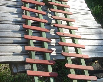 Cerca de madeira natalina para casa de bonecas ou plataforma para conjunto de trem. Estilo vintage.