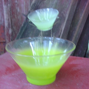 1950&#39;s Blendo green frosted salad bowl set