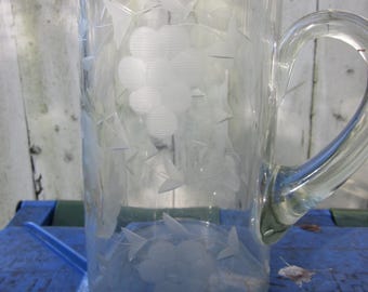 Jarra de vidro artístico gravada com uvas. Elegante.