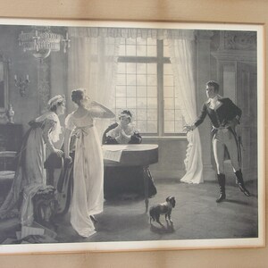 Könnte beinhalten: Rustikales Holzschild mit dem weißen Schriftzug "Welcome to our home". Das Schild hat eine Used-Optik und ein schlichtes, einladendes Design für den Eingangsbereich.