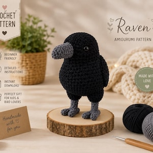 Może przedstawiać: Czarny kruk amigurumi z szarym dziobem i łapami, stojący na drewnianym plastrze. Tekst zawiera CROCHET PATTERN, Raven AMIGURUMI PATTERN, BEGINNER FRIENDLY, DETAILED INSTRUCTIONS, INSTANT DOWNLOAD, PERFECT GIFT FOR KIDS & BIRD LOVERS, MADE WITH LOVE.