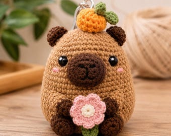 Häkelanleitung für einen Capybara-Autoanhänger (PDF) – Niedlicher Amigurumi-Schlüsselanhänger mit Blumen- und Kürbismütze, einfache Anfängeranleitung, sofortiger Download