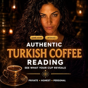 Könnte beinhalten: Eine Person mit langem, dunklem, welligem Haar hinter dem Text: SAME HOUR DETAILED AUTHENTIC TURKISH COFFEE READING SEE WHAT YOUR CUP REVEALS PRIVATE HONEST PERSONAL. Eine gold gemusterte Kaffeetasse mit Untertasse steht im Vordergrund.