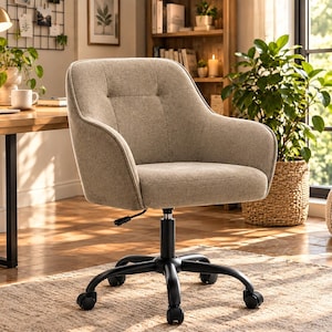 Puede incluir: Una silla de oficina tapizada en color beige con respaldo capitoné, reposabrazos curvos y una base de metal negro con cinco ruedas. La silla incluye una palanca de ajuste de altura situada bajo el cojín del asiento para mayor movilidad.