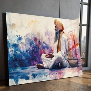 Op de afbeelding: Een rechthoekige wandkunstprint met een aquarelillustratie van een persoon met een baard, een gele tulband en witte kleding, zittend in een meditatieve houding. De achtergrond bestaat uit abstracte blauwe, paarse en oranje verfspatten.