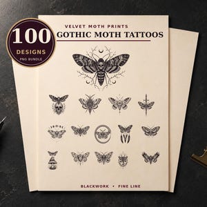 Könnte beinhalten: Eine digitale Sammlung von 100 Gothic-Motten-Tattoo-Designs als PNG-Bundle. Die cremefarbene Seite zeigt schwarze Tuscheillustrationen verschiedener Motten, einige mit Totenköpfen, Monden und Schwertern, sowie den Text Velvet Moth Prints.