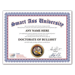 Peut inclure: Un certificat fantaisie intitulé Smart Ass University, avec une bordure décorative bleue et une ligne intérieure rouge. Il comprend le texte Doctorate of Bullshit, un sceau doré avec un âne tenant un crayon, et deux lignes de signature pour le président.