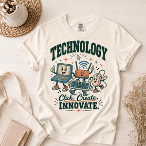 Peut inclure: Un t-shirt à manches courtes de couleur crème avec une impression graphique d'équipements informatiques anthropomorphes, dont un ordinateur portable, un routeur, un clavier et une souris. Le texte indique TECHNOLOGY, CLICK, CREATE, INNOVATE.