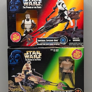 Op de afbeelding: Twee Star Wars "The Power of the Force" actiefiguur sets. De bovenste doos bevat een Imperial Speeder Bike met een Biker Scout Stormtrooper. De onderste doos toont een Speeder Bike met Luke Skywalker in Endor-uitrusting.