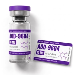 Könnte beinhalten: Eine durchsichtige Glasampulle mit violettem Verschluss und passendem rechteckigem Etikett. Das Etikett zeigt den Text AOD-9604, 10 MG, 99% PURITY, LYOPHILIZED POWDER, FOR RESEARCH PURPOSE ONLY, STORE AT 36°F-46°F und ein chemisches Strukturdiagramm.