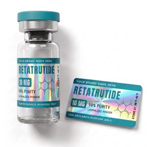 Puede incluir: Un vial de vidrio transparente con tapa color verde azulado y una etiqueta holográfica que dice RETATRUTIDE 10 MG 99% PURITY LYOPHILIZED POWDER FOR RESEARCH PURPOSE ONLY, junto a una etiqueta rectangular a juego con el mismo texto.