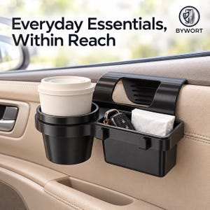 Puede incluir: Un organizador de puerta de coche de plástico negro con un portavasos circular que contiene un vaso blanco con tapa y un compartimento rectangular con una llave de coche y un pequeño paquete blanco. El texto Everyday Essentials, Within Reach BYWORT es visible.