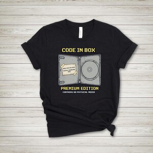 Code in Box T-Shirt – Retro-CD-Hüllen-Grafik Premium Edition Tech-Satire