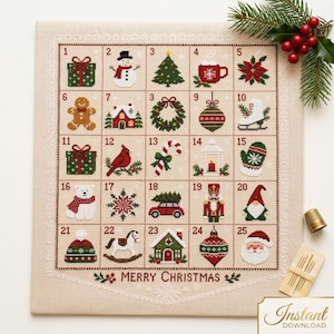 Puede incluir: Un patrón de calendario de adviento en punto de cruz sobre tela beige con veinticinco cuadrados numerados que muestran iconos navideños como un muñeco de nieve, un árbol, un cascanueces y Santa Claus. El texto Merry Christmas está bordado.