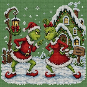 Puede incluir: Un patrón de punto de cruz con dos personajes verdes con trajes de Papá Noel rojos y ribetes de piel blanca sobre la nieve. Uno lleva un gorro y el otro un lazo rojo. Están frente a una casa nevada con un cartel que dice Grinch Home.