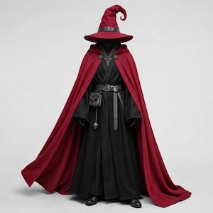 Peut inclure: Un costume complet comprenant une cape à capuche rouge foncé et un chapeau pointu assorti avec une bande sombre. L'ensemble inclut une robe noire avec une ceinture, une petite pochette attachée, une breloque en métal et des chaussures noires.