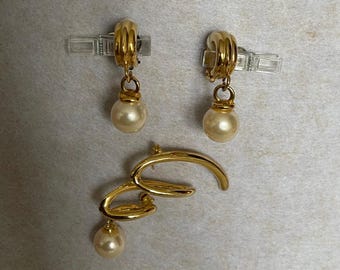 Vintage 1980s Gold Squiggle Jewelry Set, Abstract Swirl Brooch and Matching Pearl Drop Clip-on Earrings, 80s Modernist Ribbon Parure