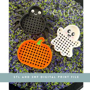 Puede incluir: Tres insertos para bandejas sensoriales con temática de Halloween que muestran una araña negra, una calabaza naranja y un fantasma blanco, cada uno con un patrón de rejilla perforada. El texto CALI CO DIGITAL y STL AND 3MF DIGITAL PRINT FILE es visible.