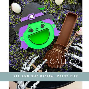 Può includere: Un volto di strega stampato in 3D con capelli viola e cappello nero, insieme a una paletta a forma di scopa marrone. L'immagine include il testo CALI CO DIGITAL e STL AND 3MF DIGITAL PRINT FILE su uno sfondo di riso viola e verde.