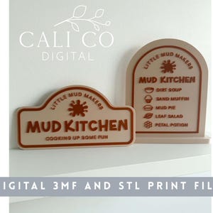 Può includere: Due insegne color beige e terracotta per una cucina di fango. L'insegna orizzontale riporta la scritta Little Mud Makers Mud Kitchen Cooking Up Some Fun. L'insegna ad arco elenca Dirt Soup, Sand Muffin, Mud Pie, Leaf Salad e Petal Potion con icone.
