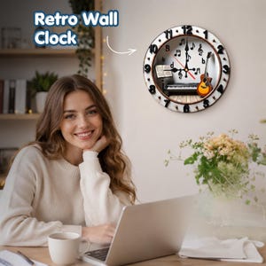 Puede incluir: Un reloj de pared redondo con esfera blanca, números negros y una ilustración central de una sala de música con un piano, un atril con partituras y una guitarra acústica, decorado con notas musicales negras flotantes y manecillas finas.