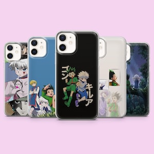 Op de afbeelding: Vijf smartphonehoesjes met anime-personages uit Hunter x Hunter. De ontwerpen bevatten collages van personages, een zwarte hoes met twee figuren en Japanse tekst, en een scène met personages die op een boomtak in een bos zitten.