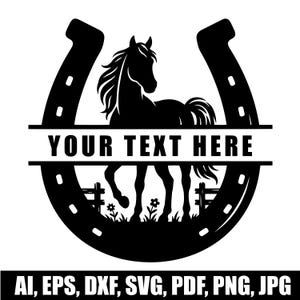 Peut inclure: Un graphisme en silhouette noire représentant un cheval debout à l'intérieur d'un fer à cheval. Une barre horizontale au centre contient le texte YOUR TEXT HERE. Sous le cheval se trouvent des petites fleurs et des sections de clôture. Le texte en bas indique AI, EPS, DXF, SVG, PDF, PNG, JPG.