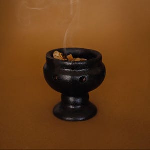 Puede incluir: Un letrero de madera rústica con el texto "Welcome to our home" en letras blancas. El letrero presenta un acabado envejecido y un diseño simple y acogedor, ideal para un porche o entrada.