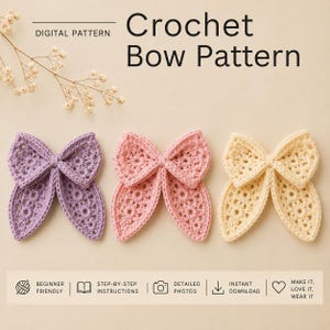 Könnte beinhalten: Eine digitale Häkelanleitung für Schleifen mit drei Schleifen in Lavendel, Rosa und Creme. Der Text lautet: Crochet Bow Pattern, Digital Pattern, Beginner Friendly, Step-by-Step Instructions, Detailed Photos, Instant Download, Make It, Love It, Wear It.