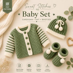 Può includere: Un set per neonati all'uncinetto composto da un cardigan verde salvia e crema con quattro bottoni, un berretto a coste abbinato con due pon pon color crema e lacci, e scarpine con polsini e pon pon color crema. Il testo recita Sweet Stitches.