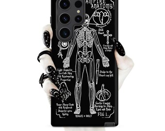 Puede incluir: Una funda de teléfono negra y blanca con una ilustración de anatomía de vampiro. La ilustración presenta un esqueleto con varios detalles anatómicos y texto que describe las debilidades y fortalezas del vampiro. El texto incluye "Vampire Anatomy", "Still Heart", "Light Sensitive", "Razor Sharp Claws", "Stake to the Heart can kill", "Garlic Causes Burning to Skin, Eyes and Nose", y "FIG 1."