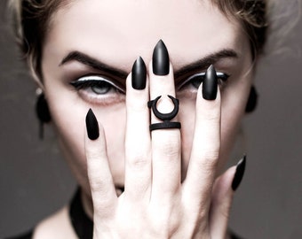 Occult midi ring in black - A midi ring with the Sun and Moon hiding from each other.